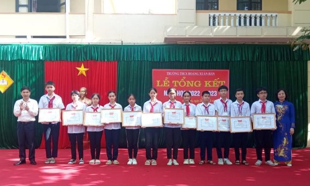 Trường THCS Hoàng Xuân Hãn: Khen thưởng trên 550 lượt học sinh, giáo viên giỏi các cấp năm học 2022-2023